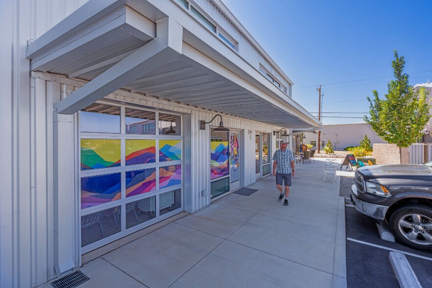 More Photos Of 1189 Parkway Dr, Santa Fe Showroom For Sale