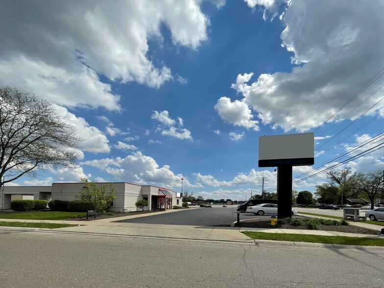 Primary Photo Of 402 S Burnett Rd, Springfield Bank For Lease