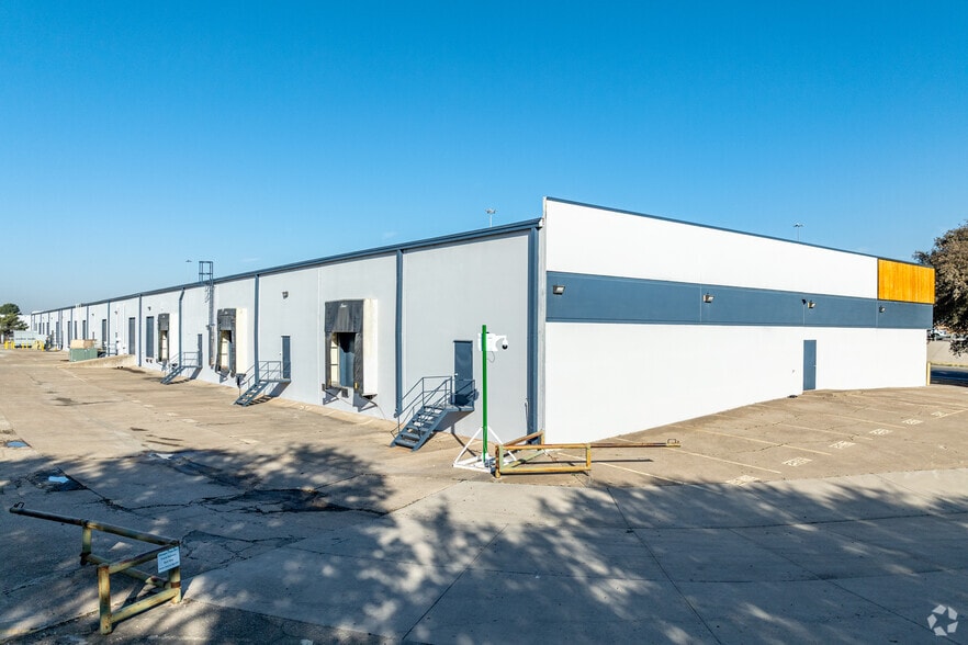 More Photos Of 2500-2536 NE Loop 820, Fort Worth Warehouse For Lease