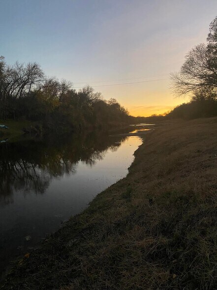 More Photos Of 205 SW Barnard St, Glen Rose Hotel For Sale