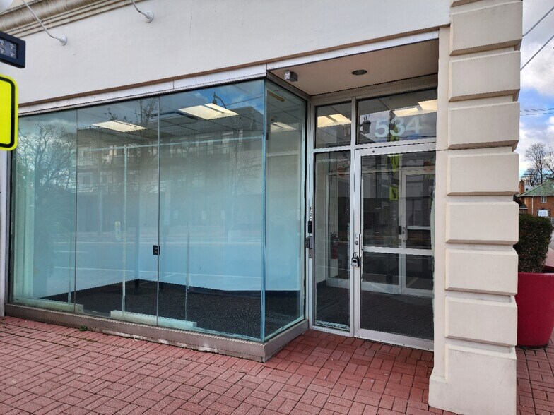 More Photos Of 534 Middle Neck Rd, Great Neck Bank For Lease