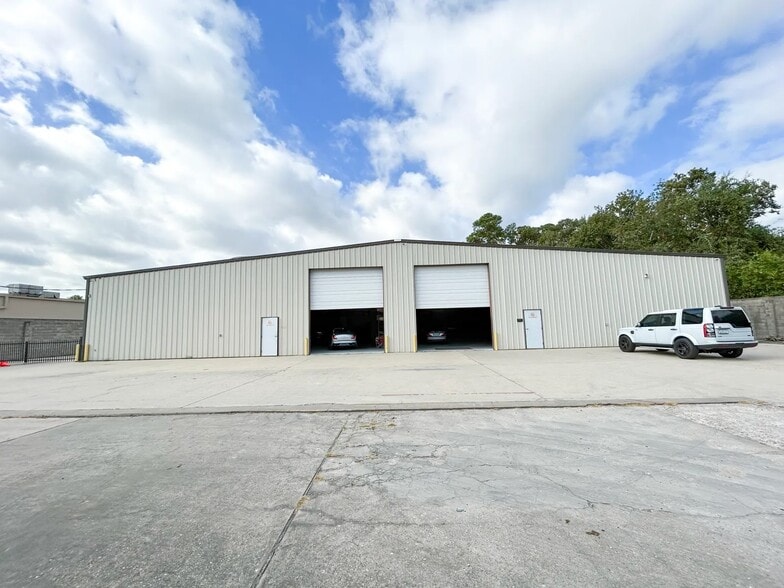 More Photos Of 14037 Stuebner Airline Rd, Houston Showroom For Sale