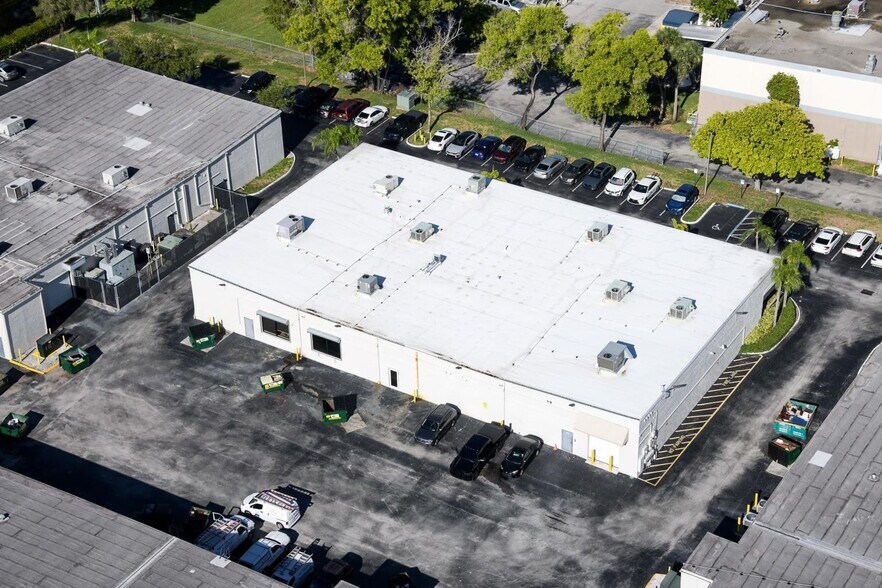 More Photos Of 3320-3350 NW 53rd St, Fort Lauderdale Light Manufacturing For Sale