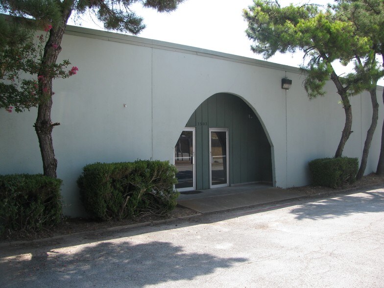 More Photos Of 1507 Central Park Dr, Hurst Warehouse For Lease