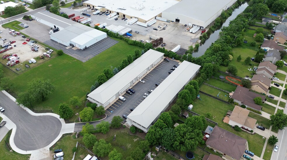 More Photos Of 906 Geneva St, Shorewood Warehouse For Lease
