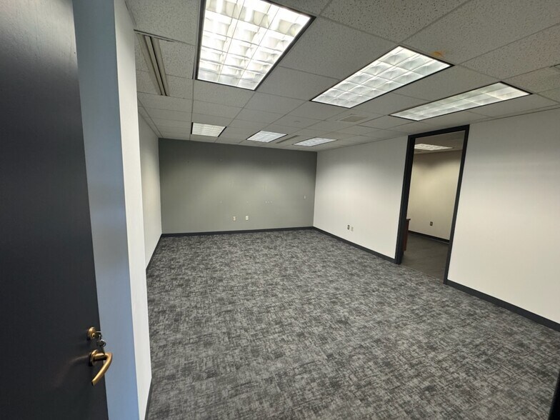 More Photos Of 750 Holiday Dr, Pittsburgh Office Residential For Lease