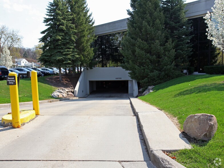 More Photos Of 31700 Middlebelt Rd, Farmington Hills Office For Lease