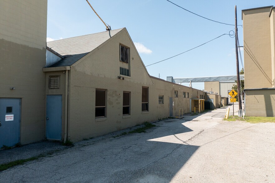 More Photos Of 246 E 4th St, Ashland Light Distribution For Sale