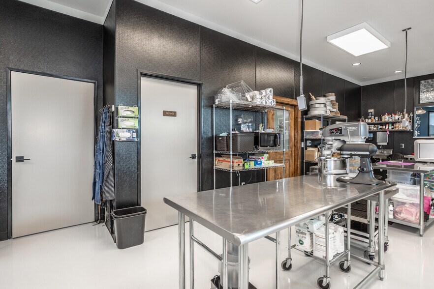 More Photos Of 211 N Weaver St, Gainesville Flex For Sale