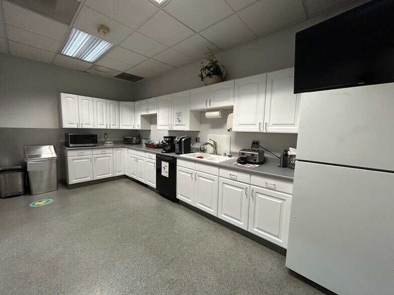 More Photos Of 7915-7919 Ajay Dr, Sun Valley Warehouse For Lease