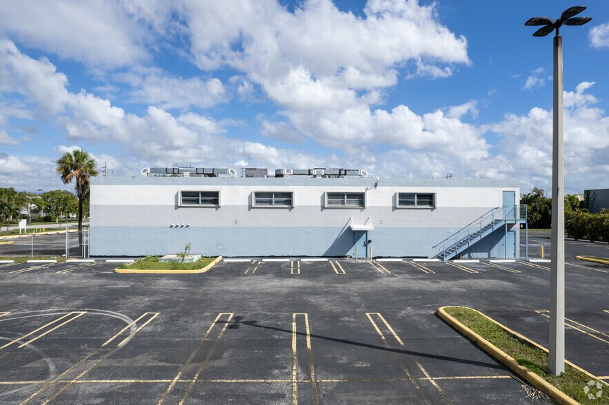 More Photos Of 7262 NW 68th St, Miami Office For Lease