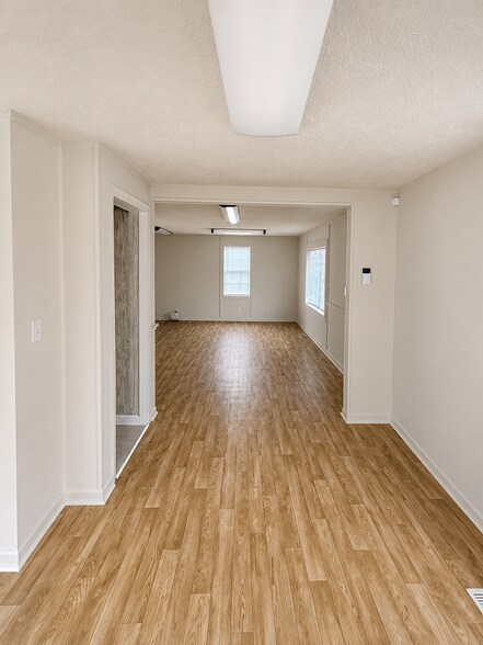 More Photos Of 2207 Fowler St, Anderson Office For Sale