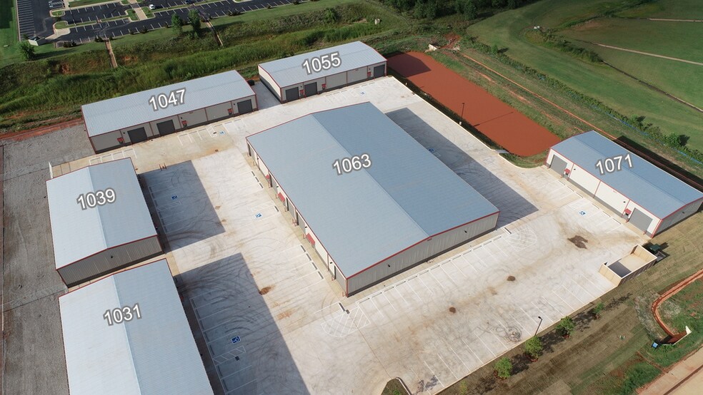 More Photos Of 1031 Thunderbird Lane, Mustang Warehouse For Lease