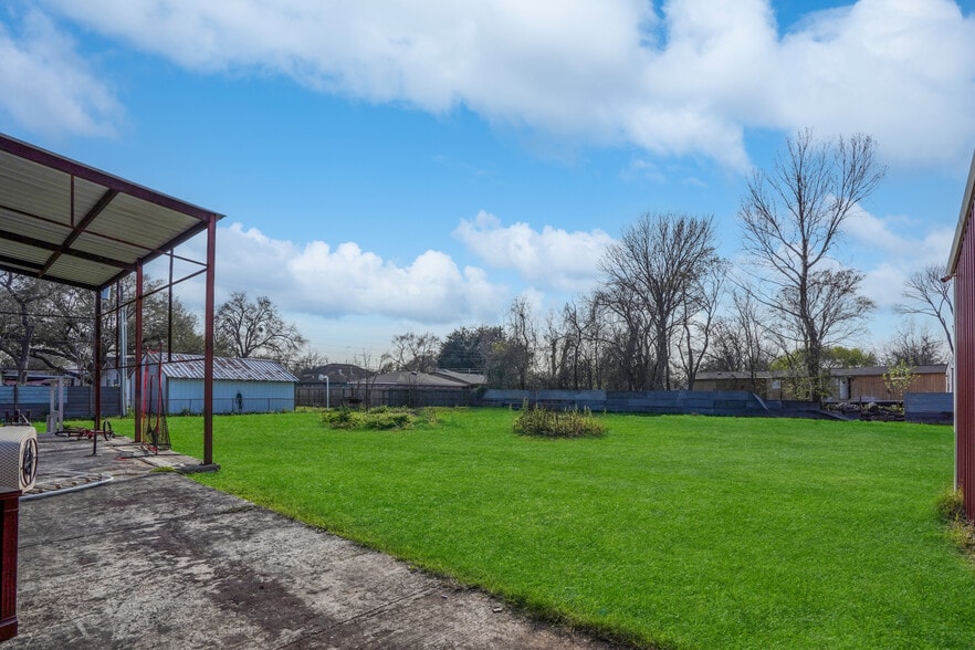 More Photos Of 2206 Hartwick Rd, Houston Contractor Storage Yard For Sale