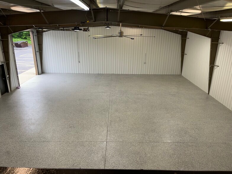 More Photos Of 517 N Lake Ave, Twin Lakes Showroom For Lease