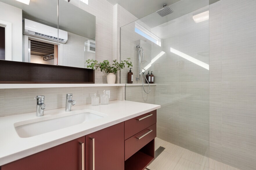 More Photos Of 1123 E 11th St, Austin Hotel For Sale