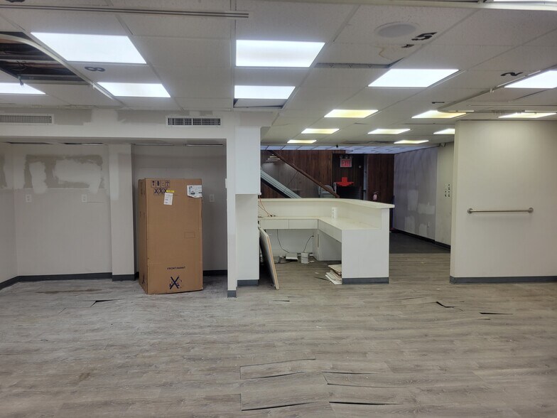 More Photos Of 13617 38th Ave, Flushing Storefront Retail Office For Lease