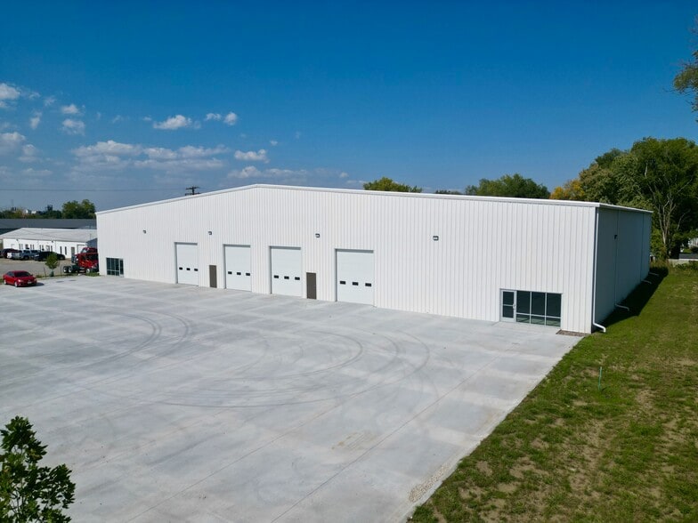 More Photos Of 4475 NE 3rd St, Des Moines Flex For Lease
