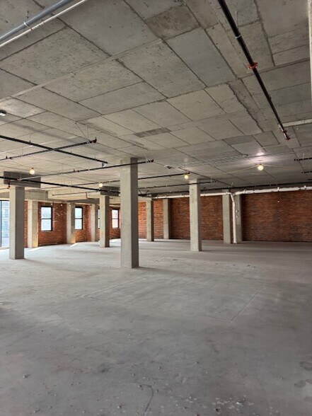 More Photos Of 160 Rue King, Montréal Office For Lease