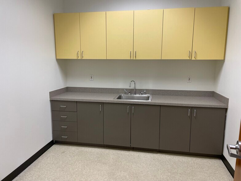 More Photos Of 4141 N 32nd St, Phoenix Medical For Lease