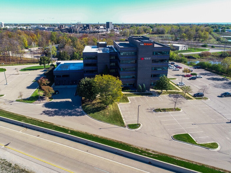 More Photos Of 55 Jewelers Park Dr, Neenah Office For Lease