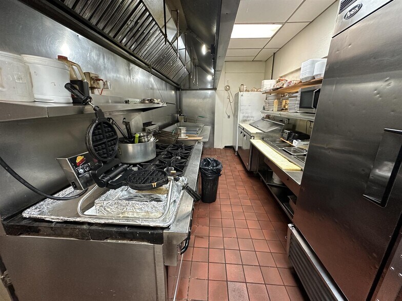 More Photos Of 1427 W Galena Ave, Freeport Freestanding For Sale