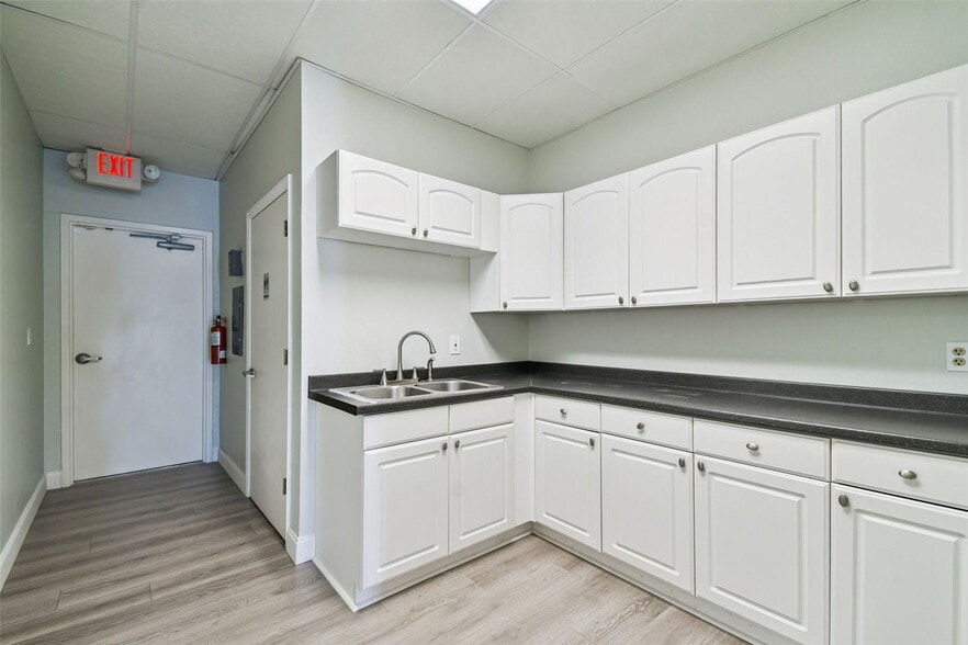 More Photos Of 5404 Hoover Blvd, Tampa Medical For Sale