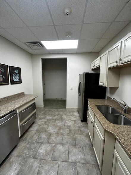 More Photos Of 630 Kennesaw Due West Rd, Kennesaw Office For Sale
