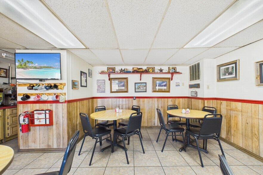 More Photos Of 1603 Central Blvd, Bull Shoals Restaurant For Sale