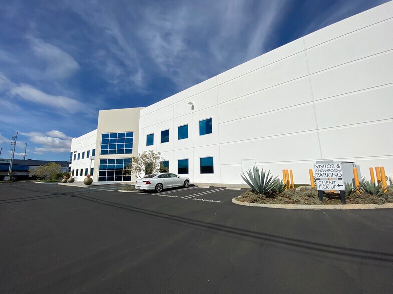 More Photos Of 16719 Schoenborn St, North Hills Warehouse For Lease