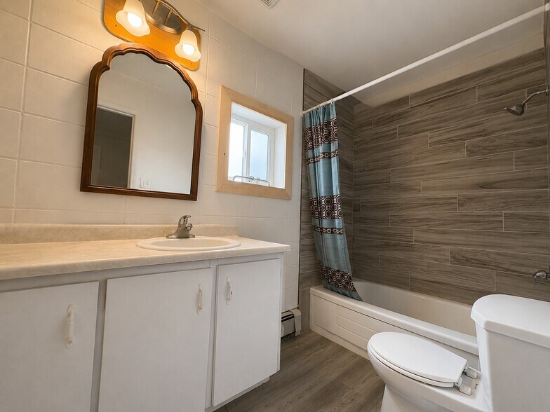 More Photos Of 101 Centre St, Assiniboia Hotel For Sale