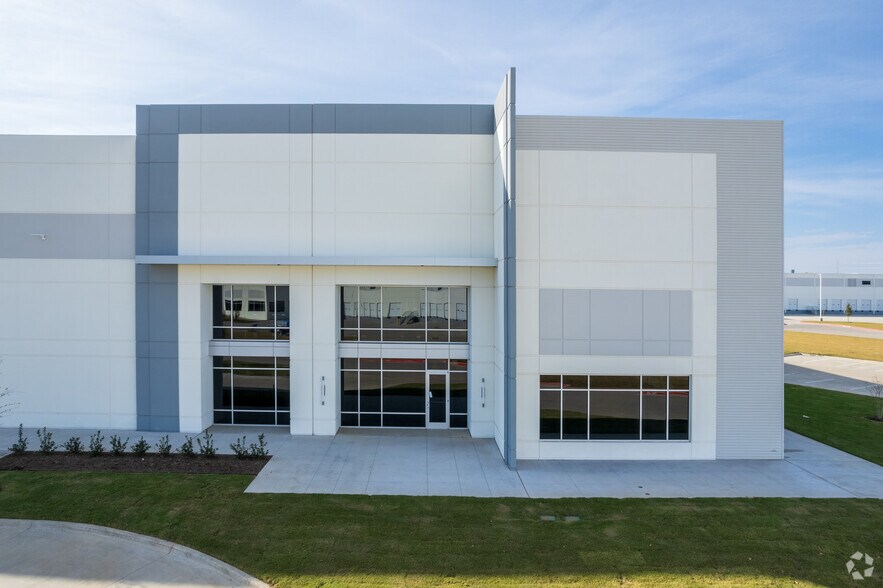 More Photos Of 6741 Midway Rd, Haltom City Distribution For Lease