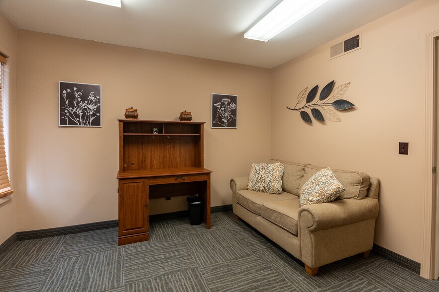 More Photos Of 808 W Prairie St, Marion Office For Sale