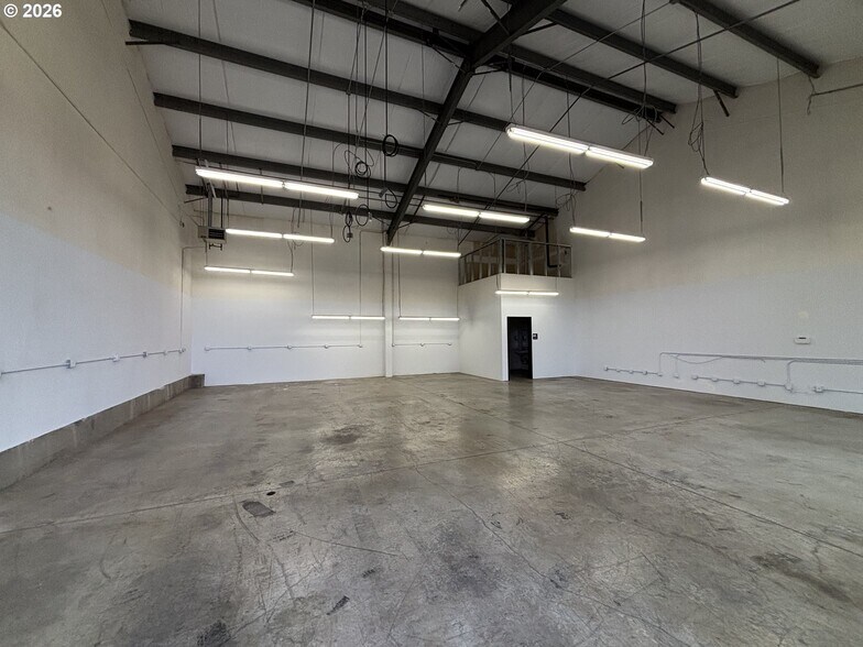 More Photos Of 2401 E Hancock St, Newberg Flex For Lease