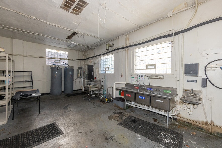 More Photos Of 2078-2080 S Taylor Rd, Cleveland Storefront For Sale