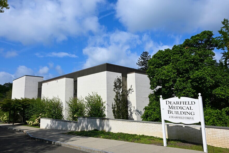 More Photos Of 4 Dearfield Dr, Greenwich Medical For Lease