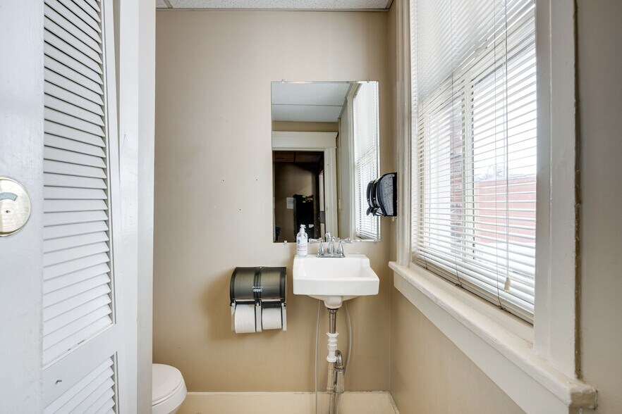 More Photos Of 1312 W Main St, Richmond Office For Lease