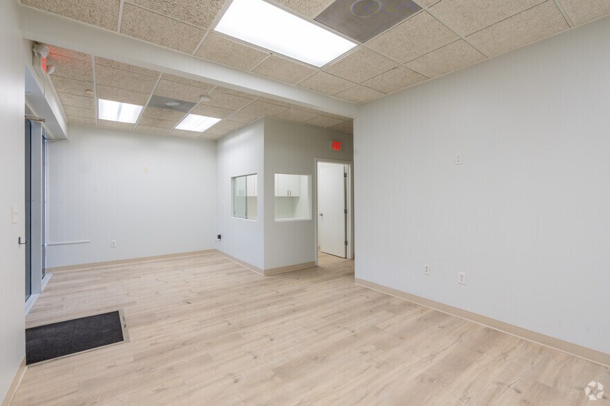 More Photos Of 1000 Park Centre Blvd, Miami Showroom For Lease