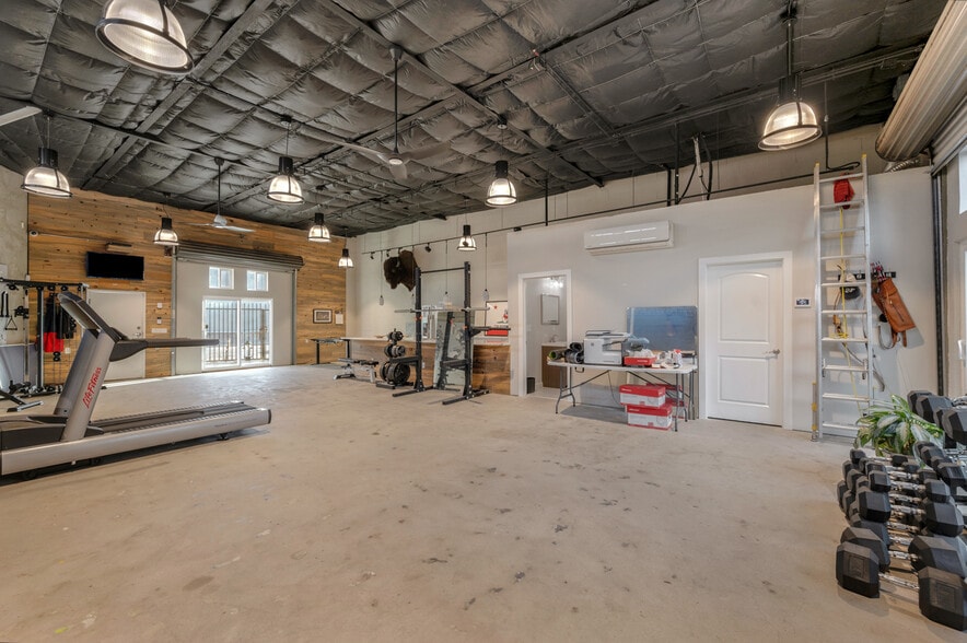 More Photos Of 2428 San Benito St, Fresno Showroom For Sale