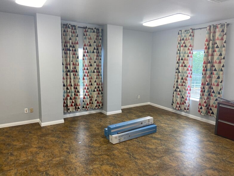 More Photos Of 1917 Hydro Dr, Austin Warehouse For Sale