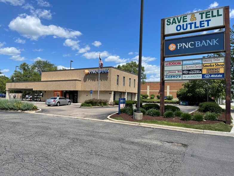 More Photos Of 840 Summit St, Elgin Storefront For Lease