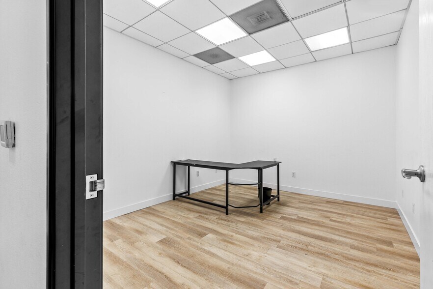 More Photos Of 9362 Eton Ave, Chatsworth Warehouse For Lease