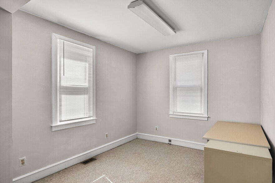 More Photos Of 688 N Broad St, Woodbury Office For Lease