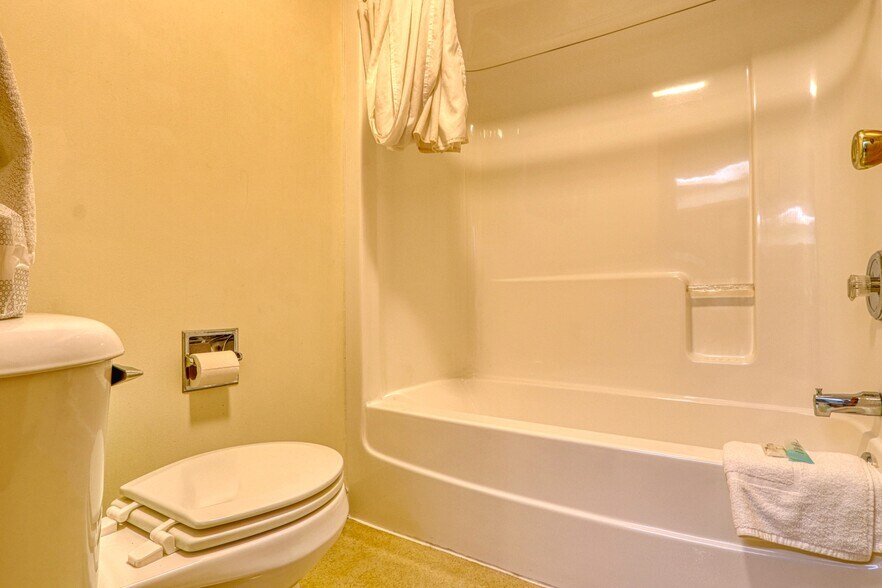 More Photos Of 726 S Highway 35, Saint Croix Falls Hotel For Sale