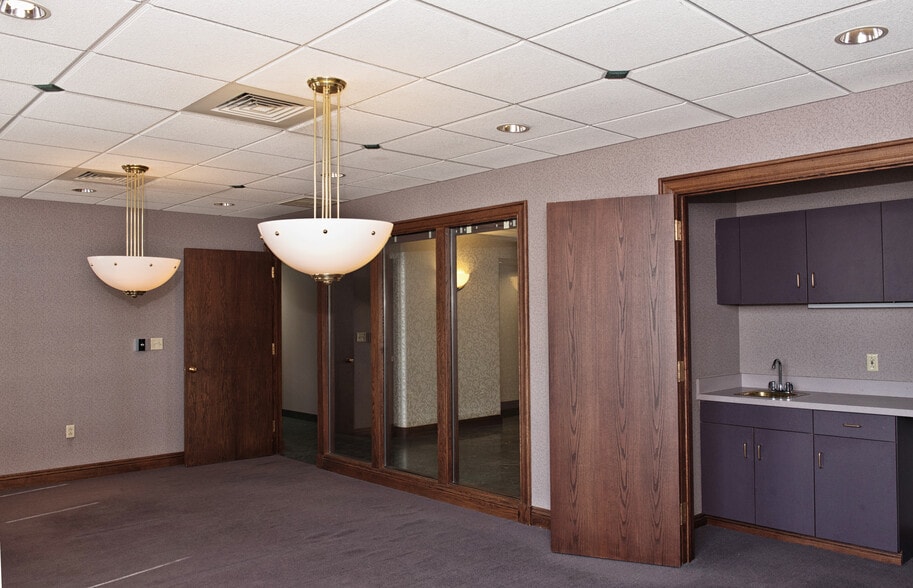 More Photos Of 6 W Federal St, Youngstown Office For Sale