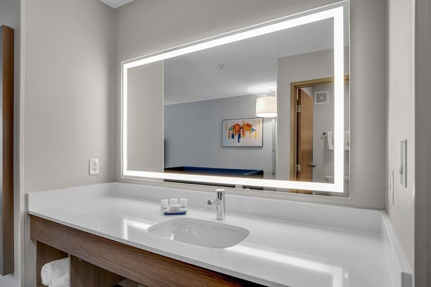 More Photos Of 2300 N Hayden Island Dr, Portland Hotel For Sale