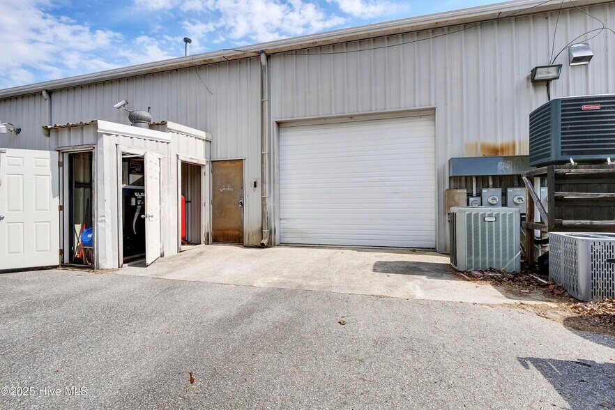 More Photos Of 2105 Capital Dr, Wilmington Warehouse For Lease