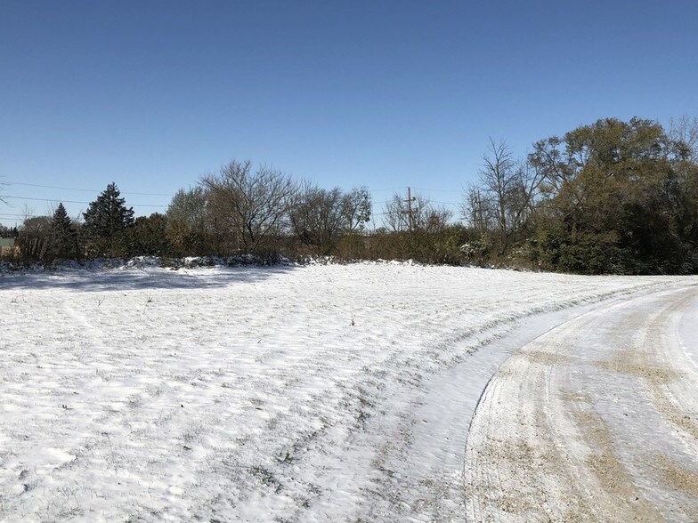 More Photos Of 21 Boulder Hill Pass, Montgomery Land For Lease