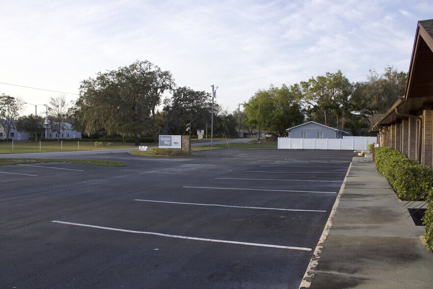 More Photos Of 32644 Blossom ln, Leesburg Office For Sale