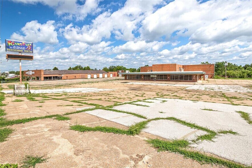 More Photos Of 512 Old Route 66, Saint Robert Showroom For Sale